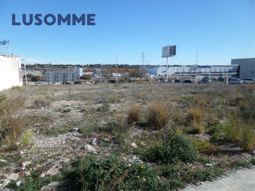 Descripción 441 - URBANO NO RESIDENCIAL.
Parcelas para hostales, hoteles y naves. 

Se venden parcelas urbanas consolidadas de uso terciario.
Desde 84.00