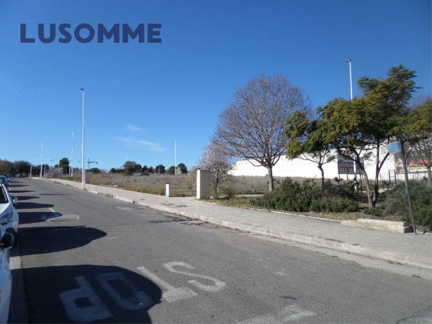 Descripción 441 - URBANO NO RESIDENCIAL.
Parcelas para hostales, hoteles y naves. 

Se venden parcelas urbanas consolidadas de uso terciario.
Desde 84.00