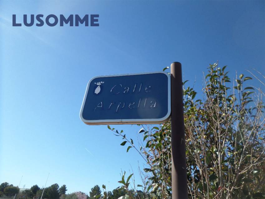 Descripción 441 - URBANO NO RESIDENCIAL.
Parcelas para hostales, hoteles y naves. 

Se venden parcelas urbanas consolidadas de uso terciario.
Desde 84.00