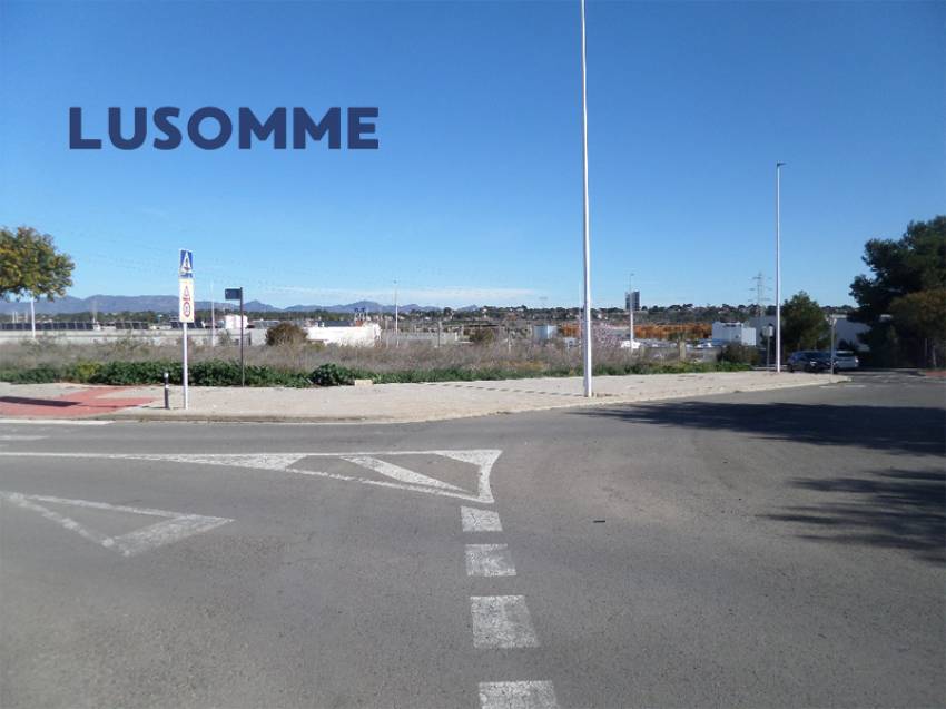 Descripción 463 - URBANO NO RESIDENCIAL.
Parcelas para hostales, hoteles y naves. 

Se venden parcelas urbanas consolidadas de uso terciario.
Desde 84.00