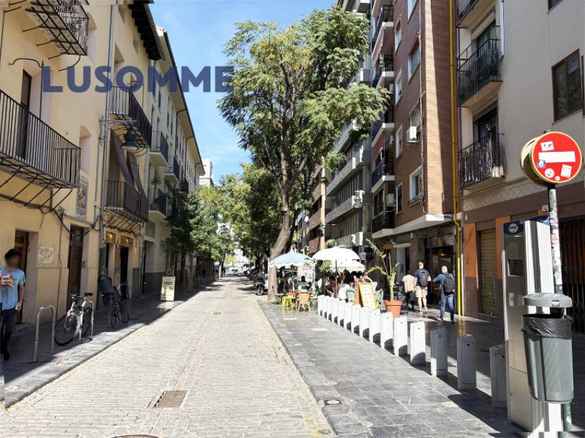 Descripción 475 - Dúplex en venta en el barrio del Carmen, Ciutat Vella.

Vivienda segundo piso, en edificio de 2013 con ascensor.

Dúplex de 129 m² c