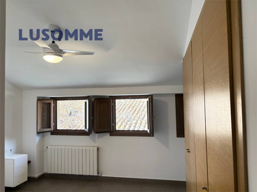 Descripción 475 - Dúplex en venta en el barrio del Carmen, Ciutat Vella.

Vivienda segundo piso, en edificio de 2013 con ascensor.

Dúplex de 129 m² c