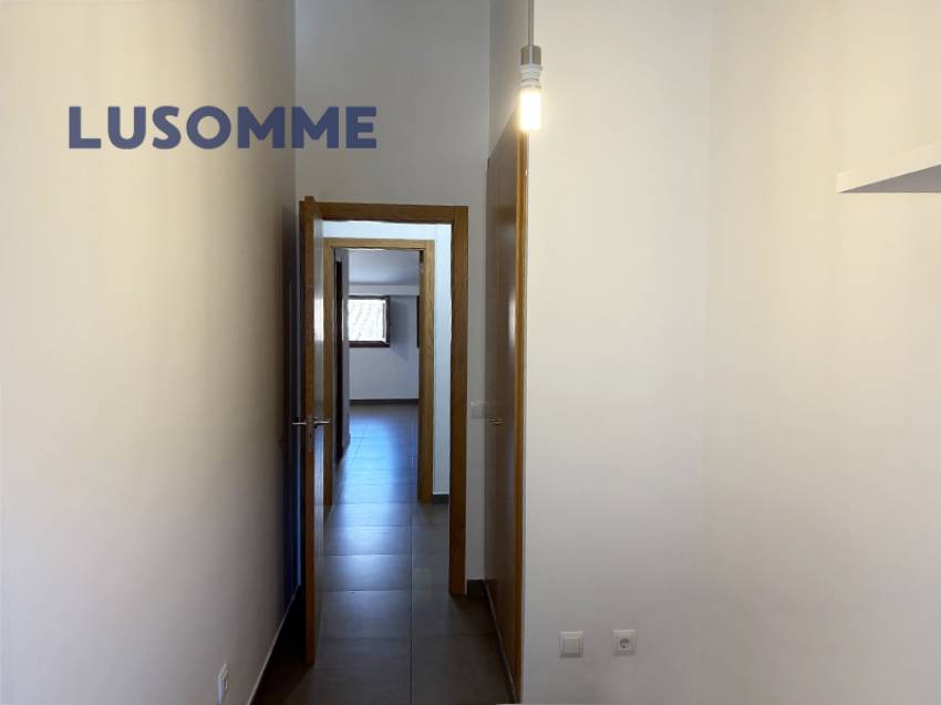 Descripción 475 - Dúplex en venta en el barrio del Carmen, Ciutat Vella.

Vivienda segundo piso, en edificio de 2013 con ascensor.

Dúplex de 129 m² c