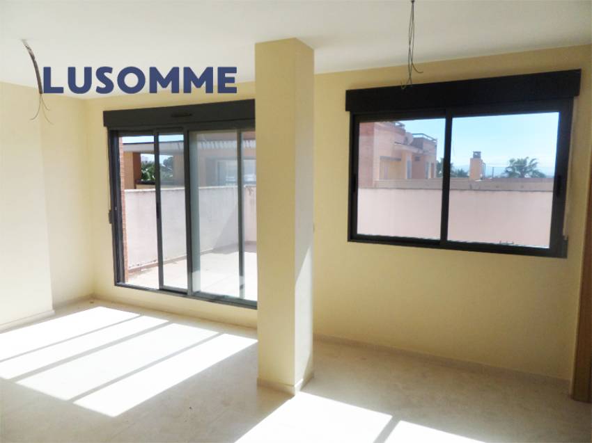Descripción 490 - Ático con terraza en venta carrer Xúquer, Carlet.

Vivienda en cuarta planta, en edificio de 2009 con ascensor.

Ático de 92 m² con