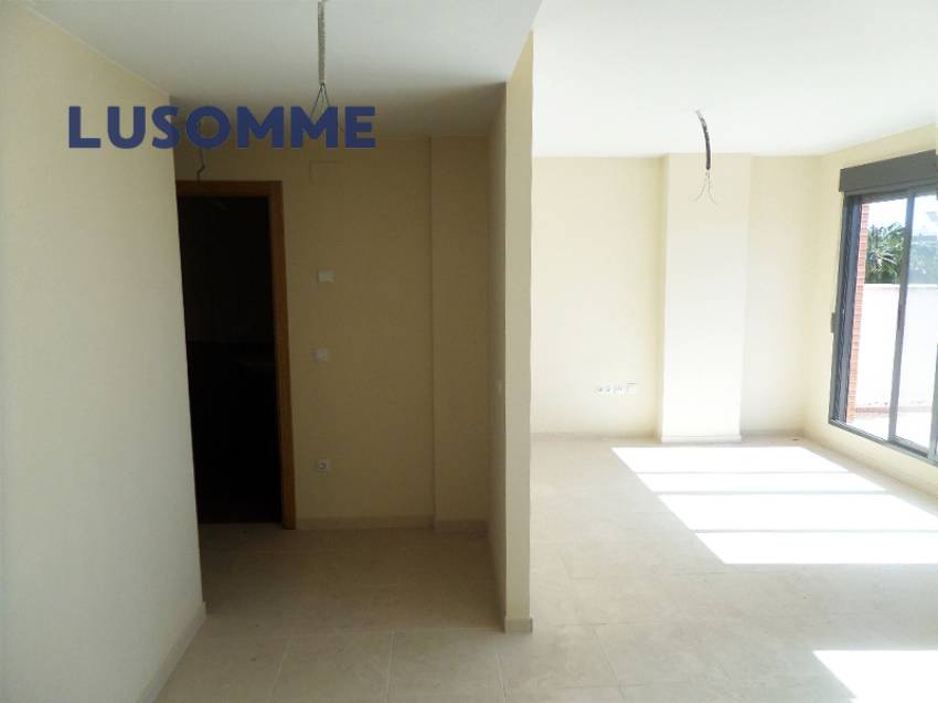 Descripción 490 - Ático con terraza en venta carrer Xúquer, Carlet.

Vivienda en cuarta planta, en edificio de 2009 con ascensor.

Ático de 92 m² con