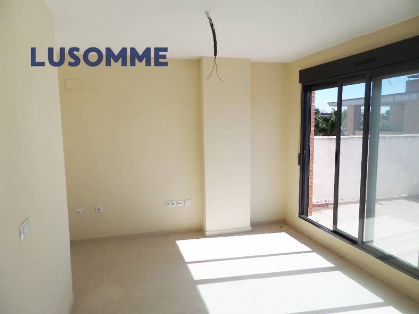 Descripción 490 - Ático con terraza en venta carrer Xúquer, Carlet.

Vivienda en cuarta planta, en edificio de 2009 con ascensor.

Ático de 92 m² con