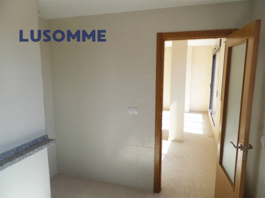 Descripción 490 - Ático con terraza en venta carrer Xúquer, Carlet.

Vivienda en cuarta planta, en edificio de 2009 con ascensor.

Ático de 92 m² con