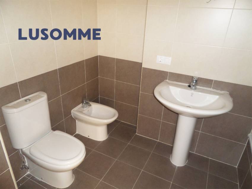 Descripción 490 - Ático con terraza en venta carrer Xúquer, Carlet.

Vivienda en cuarta planta, en edificio de 2009 con ascensor.

Ático de 92 m² con