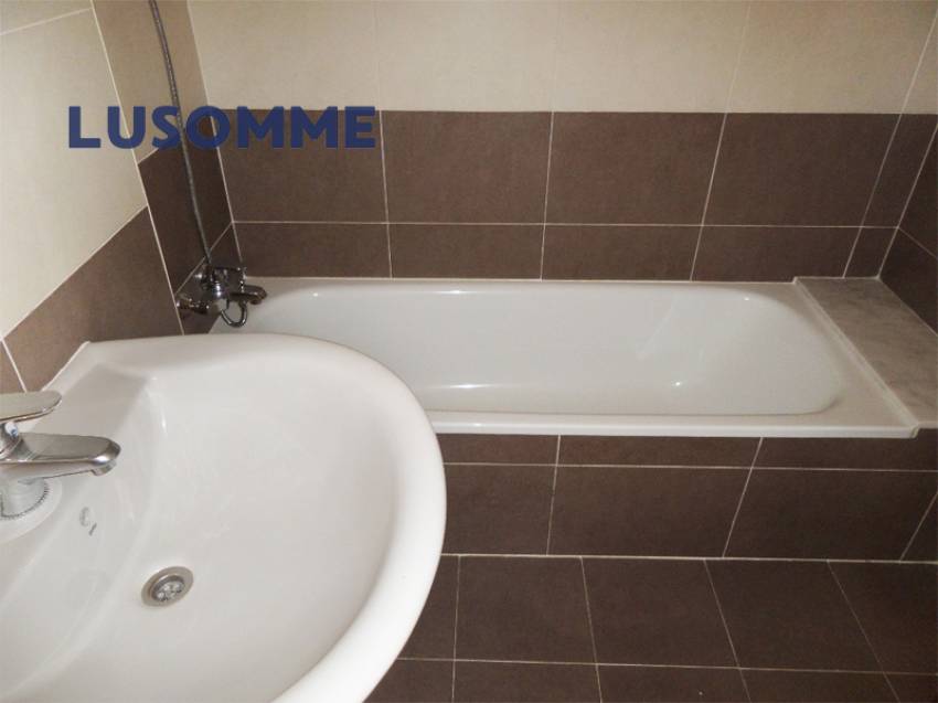 Descripción 490 - Ático con terraza en venta carrer Xúquer, Carlet.

Vivienda en cuarta planta, en edificio de 2009 con ascensor.

Ático de 92 m² con