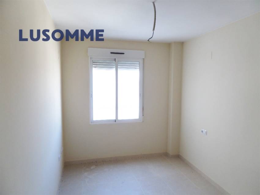 Descripción 490 - Ático con terraza en venta carrer Xúquer, Carlet.

Vivienda en cuarta planta, en edificio de 2009 con ascensor.

Ático de 92 m² con