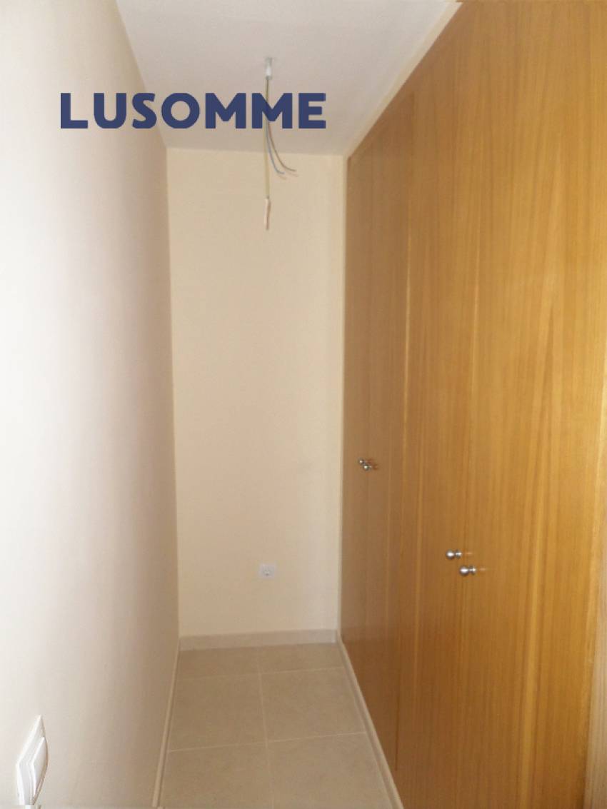 Descripción 490 - Ático con terraza en venta carrer Xúquer, Carlet.

Vivienda en cuarta planta, en edificio de 2009 con ascensor.

Ático de 92 m² con