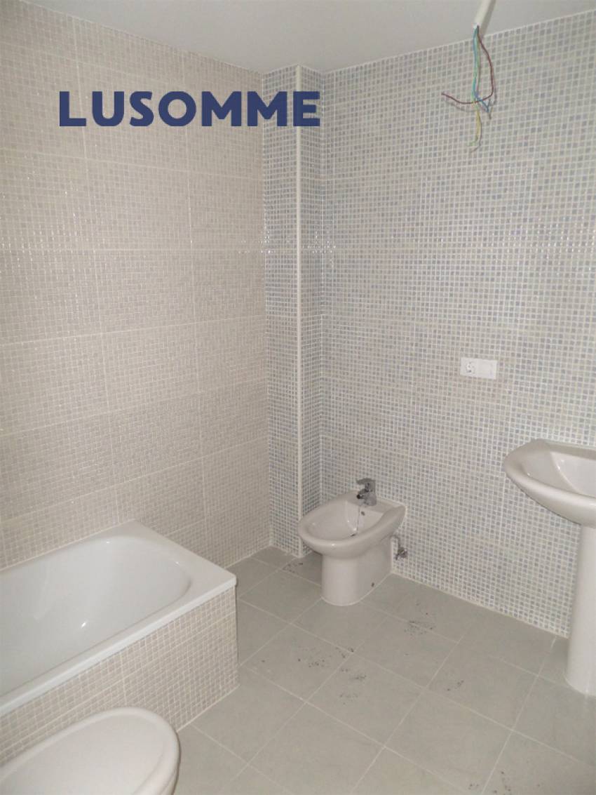 Descripción 490 - Ático con terraza en venta carrer Xúquer, Carlet.

Vivienda en cuarta planta, en edificio de 2009 con ascensor.

Ático de 92 m² con