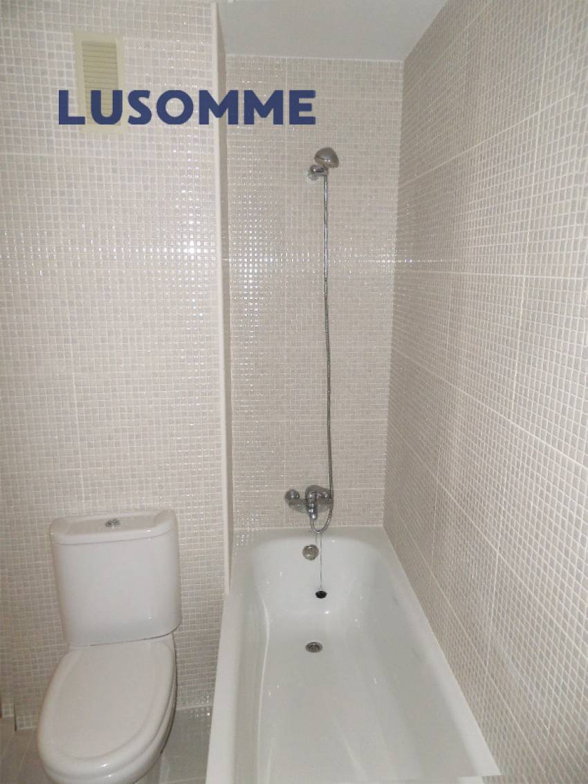 Descripción 490 - Ático con terraza en venta carrer Xúquer, Carlet.

Vivienda en cuarta planta, en edificio de 2009 con ascensor.

Ático de 92 m² con