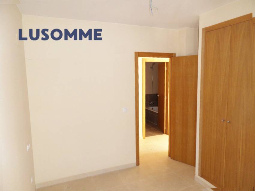 Descripción 490 - Ático con terraza en venta carrer Xúquer, Carlet.

Vivienda en cuarta planta, en edificio de 2009 con ascensor.

Ático de 92 m² con