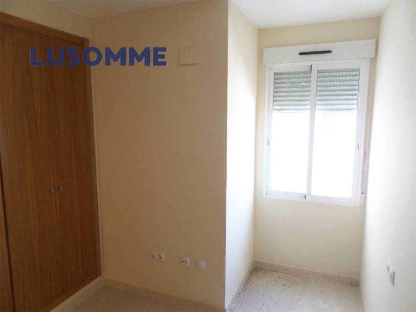 Descripción 490 - Ático con terraza en venta carrer Xúquer, Carlet.

Vivienda en cuarta planta, en edificio de 2009 con ascensor.

Ático de 92 m² con