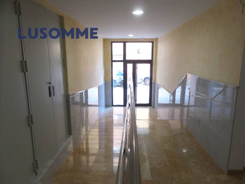 Descripción 490 - Ático con terraza en venta carrer Xúquer, Carlet.

Vivienda en cuarta planta, en edificio de 2009 con ascensor.

Ático de 92 m² con