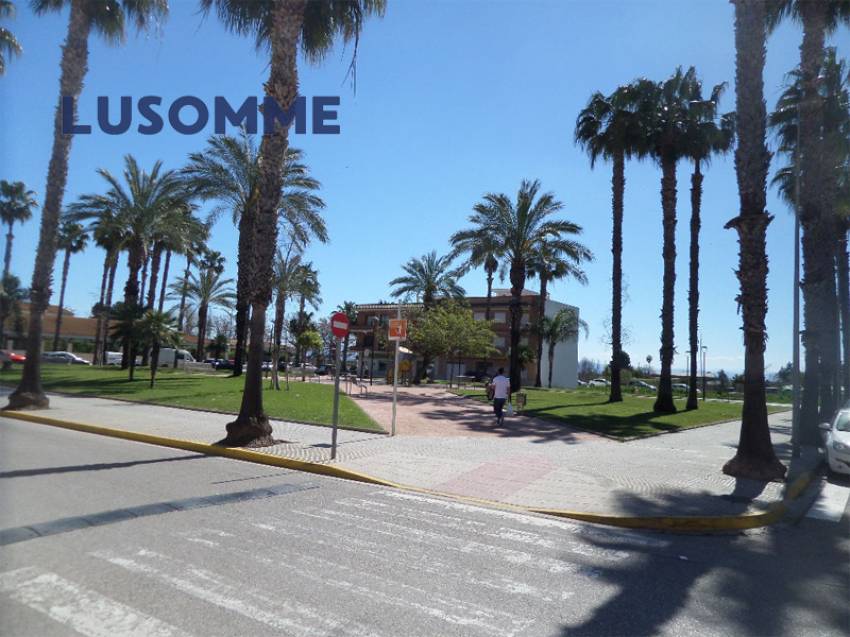 Descripción 490 - Ático con terraza en venta carrer Xúquer, Carlet.

Vivienda en cuarta planta, en edificio de 2009 con ascensor.

Ático de 92 m² con