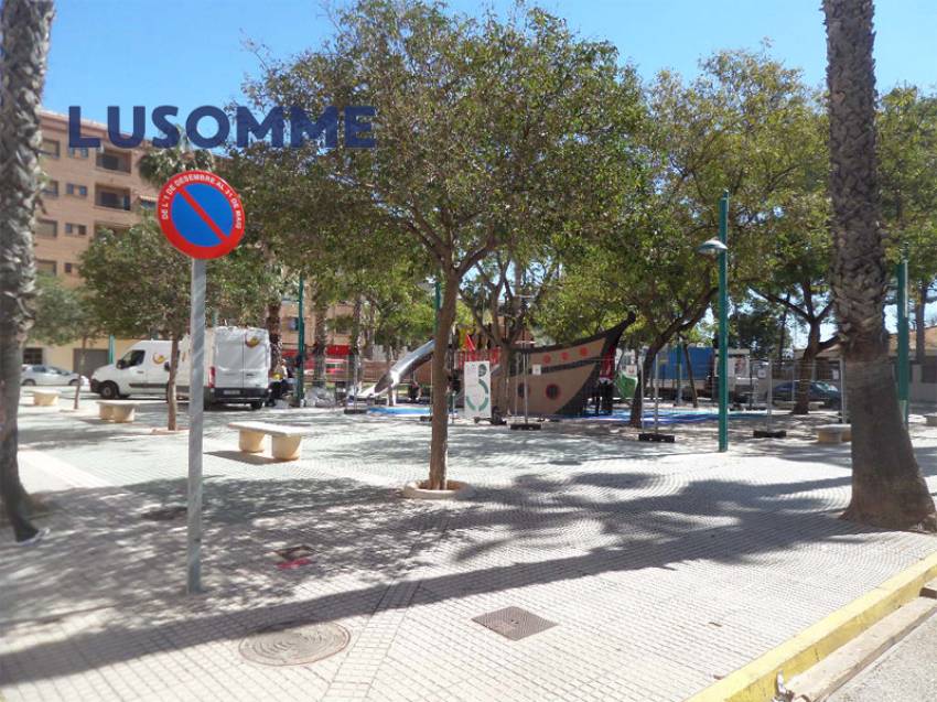 Descripción 490 - Ático con terraza en venta carrer Xúquer, Carlet.

Vivienda en cuarta planta, en edificio de 2009 con ascensor.

Ático de 92 m² con