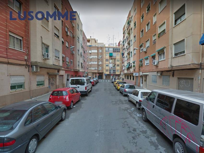 Descripción 491 - Piso en Calle Padre Viñas.
Junto a la estación de tranvía Sant Miquel dels Reis y Orriols (línea 6).

Dispone de 60 m² construidos 