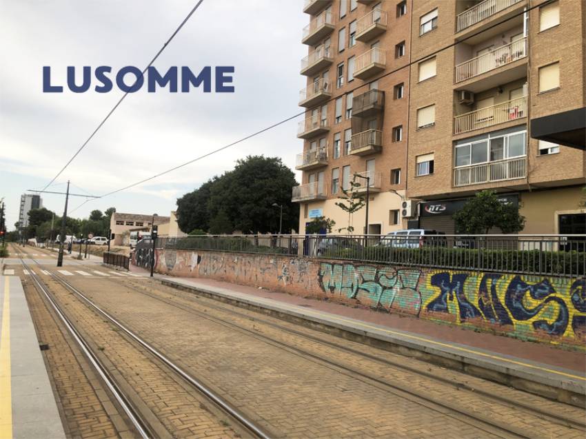 Descripción 491 - Piso en Calle Padre Viñas.
Junto a la estación de tranvía Sant Miquel dels Reis y Orriols (línea 6).

Dispone de 60 m² construidos 