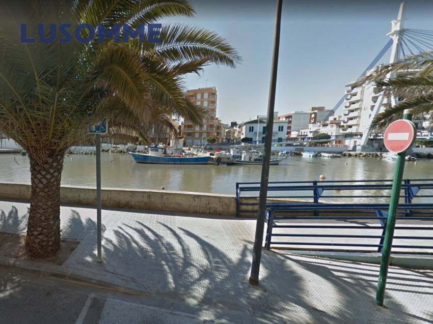 Descripción 493 - Local en venta en calle Escotilla, en El Perellonet.
A 22 km de Valencia.

Situado a pie de calle en edificio construido en 1960.

Loc