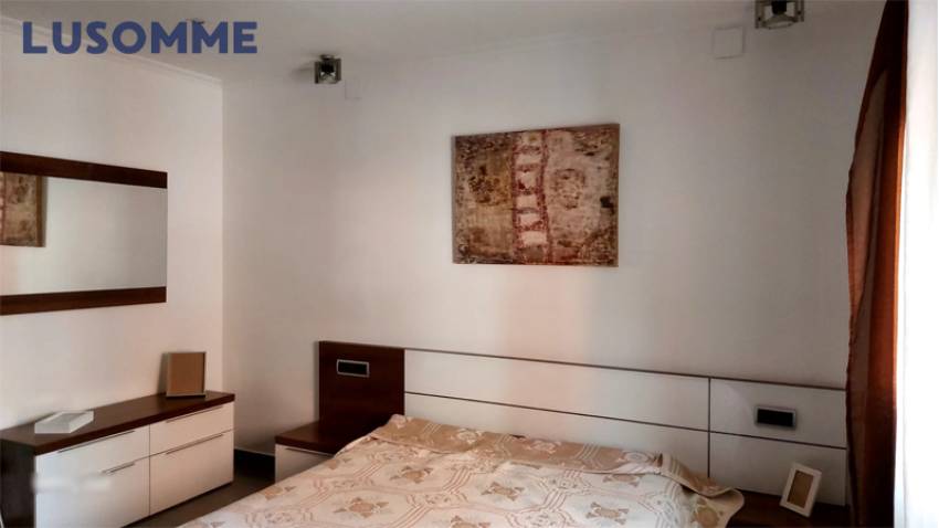 Descripción 494 - Piso en alquiler en Av. Malvarrosa, junto a la playa y cercana al campus universitario.

Vivienda reformada en tercera planta, en edifici