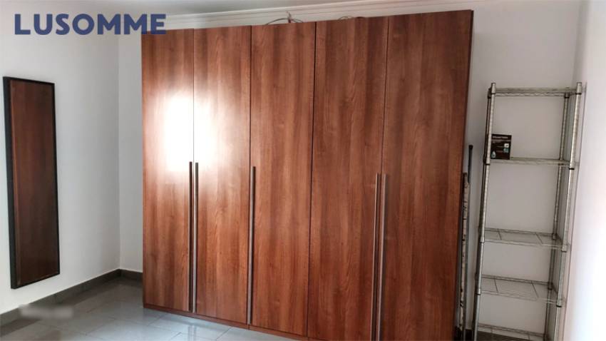 Descripción 494 - Piso en alquiler en Av. Malvarrosa, junto a la playa y cercana al campus universitario.

Vivienda reformada en tercera planta, en edifici