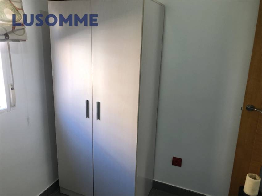 Descripción 494 - Piso en alquiler en Av. Malvarrosa, junto a la playa y cercana al campus universitario.

Vivienda reformada en tercera planta, en edifici