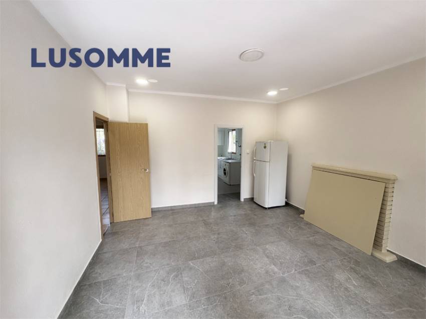 Descripción 495 - Chalet reformado con piscina el L'Eliana.

Casa unifamiliar construida en 1968 en amplia parcela de 1.024 m².

Dispone de 80 m² const