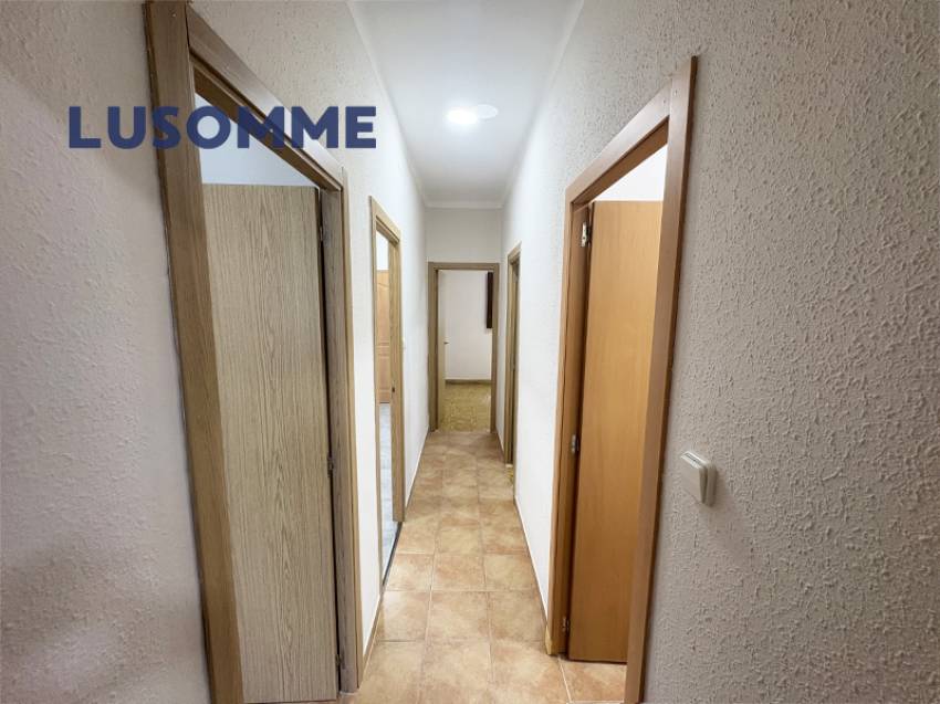 Descripción 495 - Chalet reformado con piscina el L'Eliana.

Casa unifamiliar construida en 1968 en amplia parcela de 1.024 m².

Dispone de 80 m² const