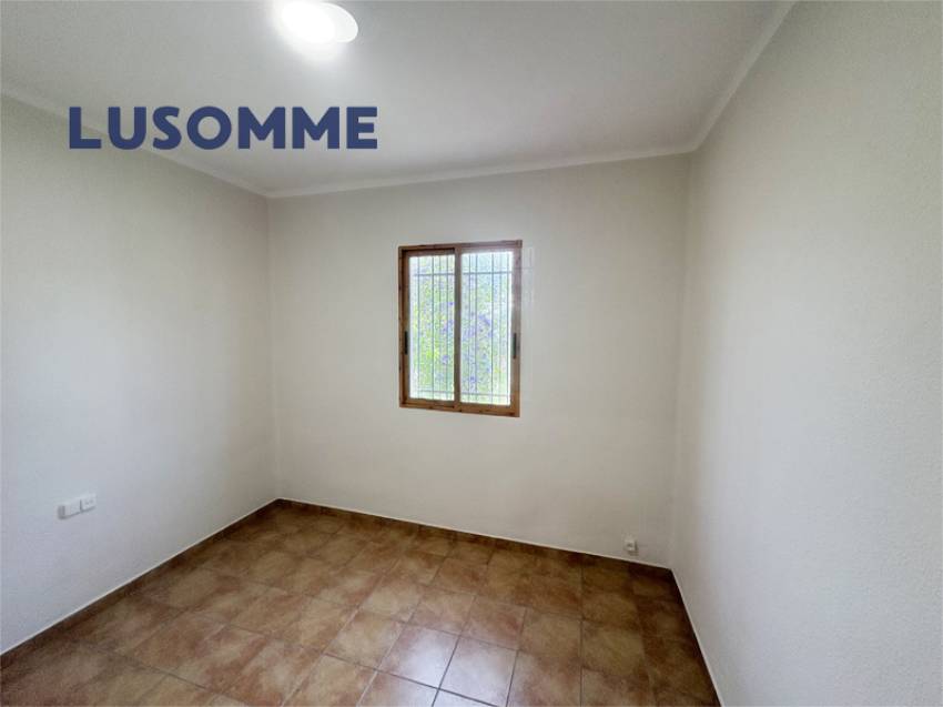 Descripción 495 - Chalet reformado con piscina el L'Eliana.

Casa unifamiliar construida en 1968 en amplia parcela de 1.024 m².

Dispone de 80 m² const