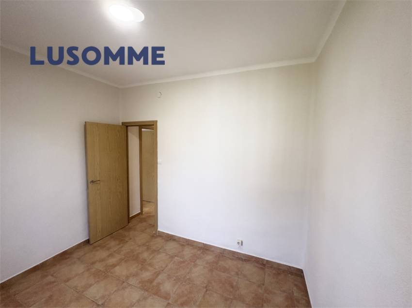 Descripción 495 - Chalet reformado con piscina el L'Eliana.

Casa unifamiliar construida en 1968 en amplia parcela de 1.024 m².

Dispone de 80 m² const