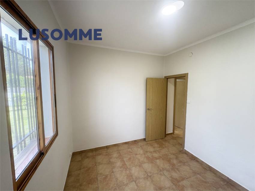 Descripción 495 - Chalet reformado con piscina el L'Eliana.

Casa unifamiliar construida en 1968 en amplia parcela de 1.024 m².

Dispone de 80 m² const