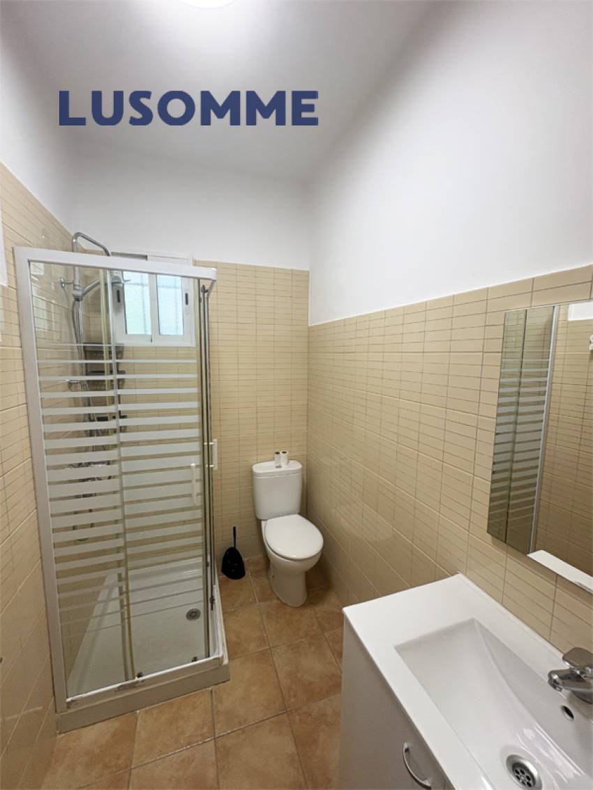 Descripción 495 - Chalet reformado con piscina el L'Eliana.

Casa unifamiliar construida en 1968 en amplia parcela de 1.024 m².

Dispone de 80 m² const