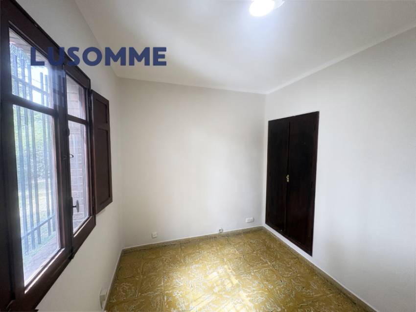 Descripción 495 - Chalet reformado con piscina el L'Eliana.

Casa unifamiliar construida en 1968 en amplia parcela de 1.024 m².

Dispone de 80 m² const