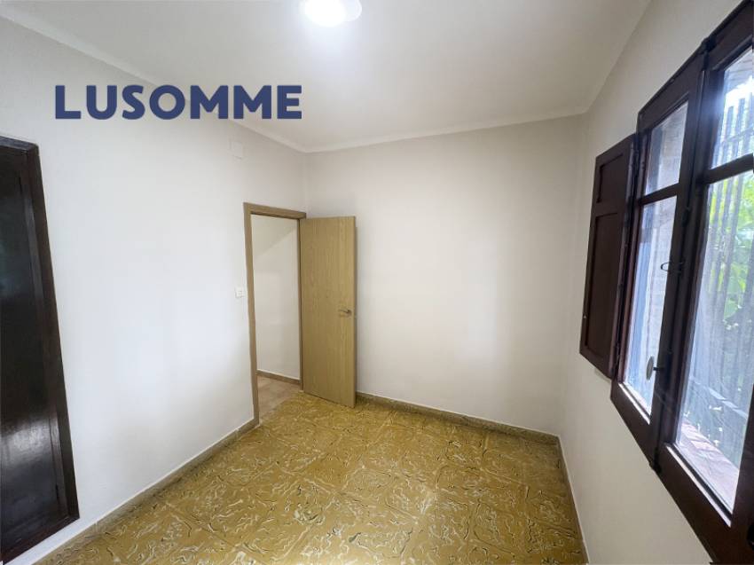 Descripción 495 - Chalet reformado con piscina el L'Eliana.

Casa unifamiliar construida en 1968 en amplia parcela de 1.024 m².

Dispone de 80 m² const