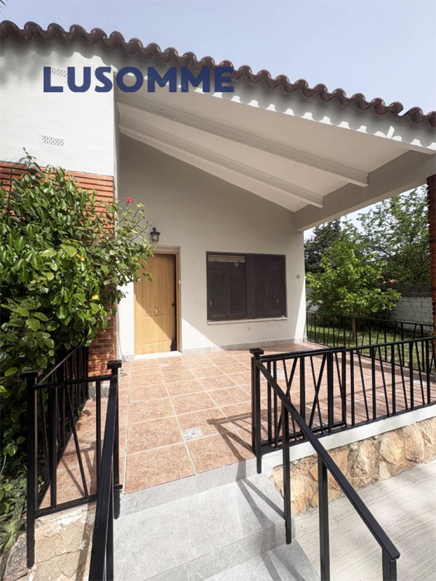 Descripción 495 - Chalet reformado con piscina el L'Eliana.

Casa unifamiliar construida en 1968 en amplia parcela de 1.024 m².

Dispone de 80 m² const