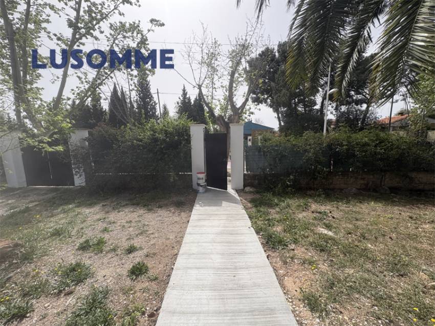 Descripción 495 - Chalet reformado con piscina el L'Eliana.

Casa unifamiliar construida en 1968 en amplia parcela de 1.024 m².

Dispone de 80 m² const