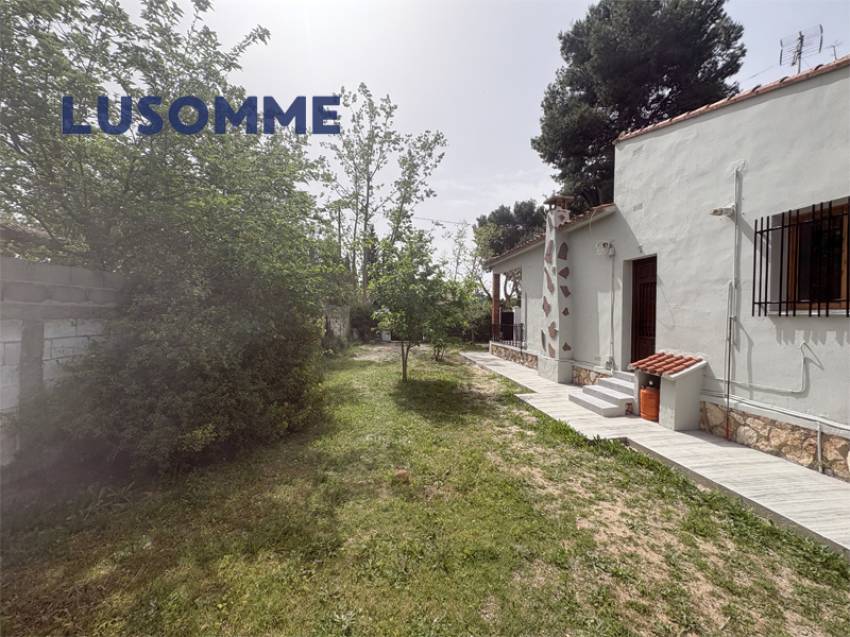 Descripción 495 - Chalet reformado con piscina el L'Eliana.

Casa unifamiliar construida en 1968 en amplia parcela de 1.024 m².

Dispone de 80 m² const