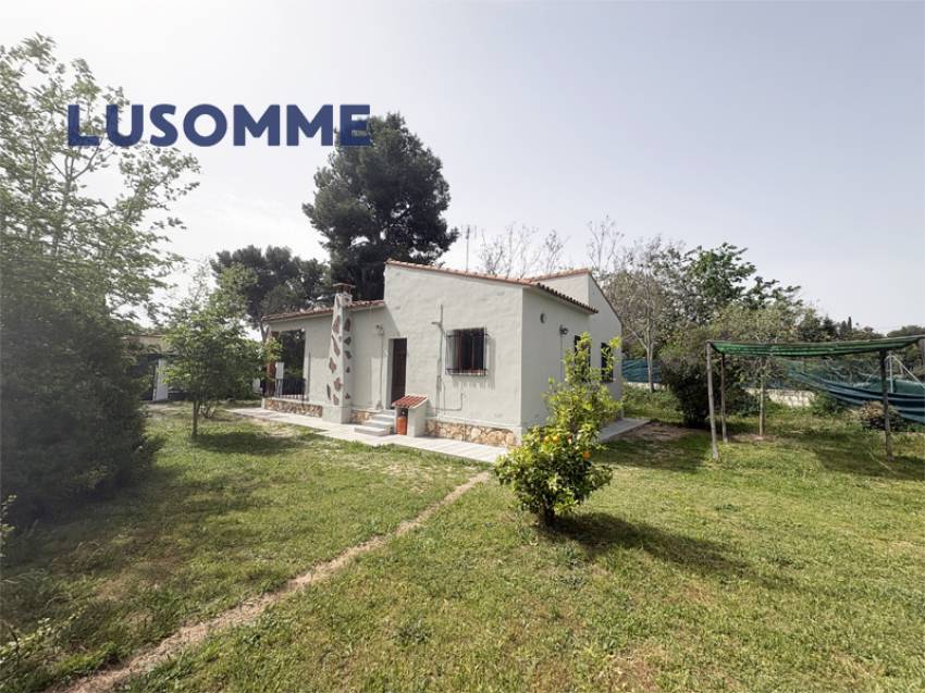 Descripción 495 - Chalet reformado con piscina el L'Eliana.

Casa unifamiliar construida en 1968 en amplia parcela de 1.024 m².

Dispone de 80 m² const