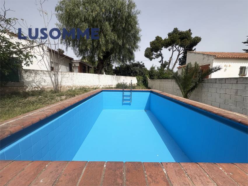 Descripción 495 - Chalet reformado con piscina el L'Eliana.

Casa unifamiliar construida en 1968 en amplia parcela de 1.024 m².

Dispone de 80 m² const