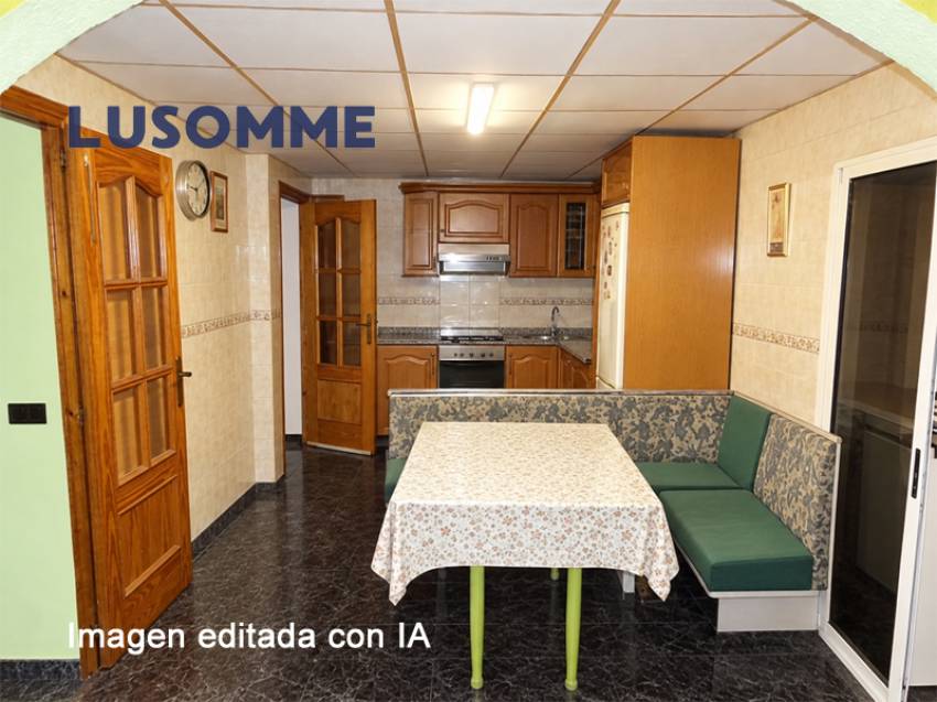 Descripción 512 - Casa adosada en venta en calle Infantes, Castellón de la Plana.

Vivienda de dos plantas, construida en 1960.

159 m² construidos de 