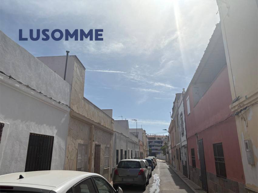Descripción 512 - Casa adosada en venta en calle Infantes, Castellón de la Plana.

Vivienda de dos plantas, construida en 1960.

159 m² construidos de 