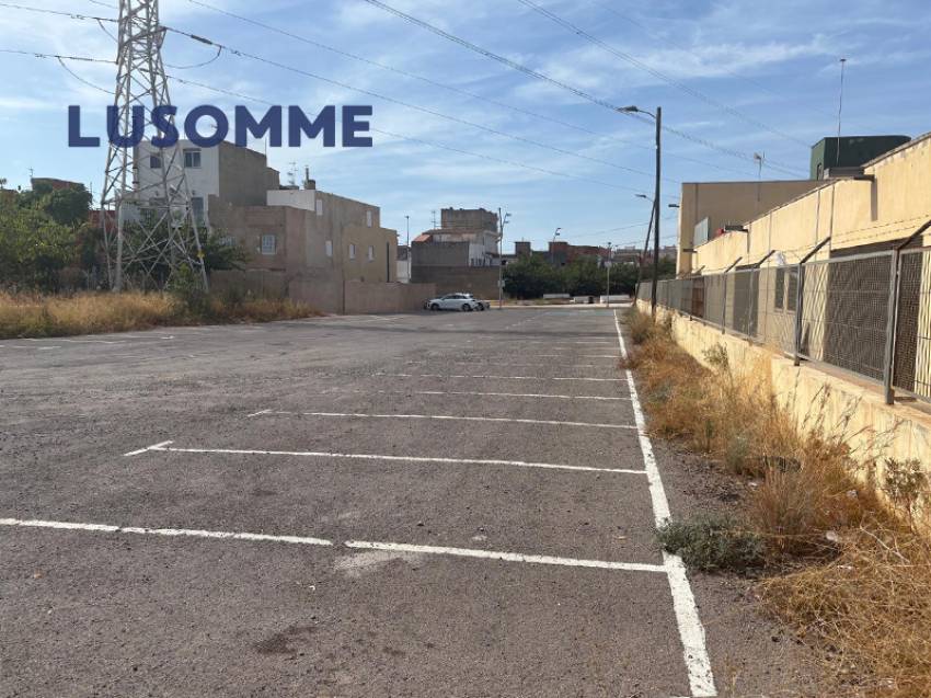 Descripción 512 - Casa adosada en venta en calle Infantes, Castellón de la Plana.

Vivienda de dos plantas, construida en 1960.

159 m² construidos de 