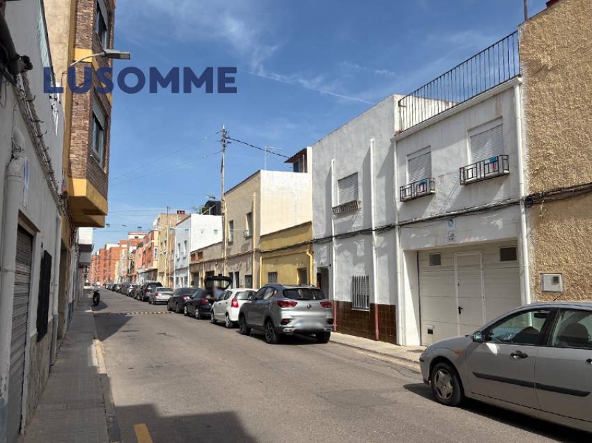 Descripción 512 - Casa adosada en venta en calle Infantes, Castellón de la Plana.

Vivienda de dos plantas, construida en 1960.

159 m² construidos de 