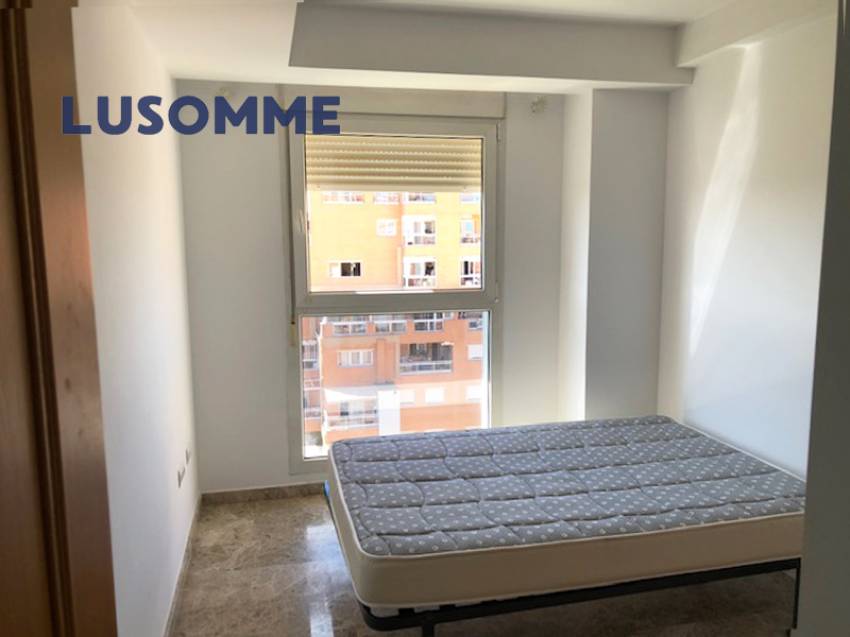 Descripción 513 - Ático en alquiler en Campanar.

Av. Maestro Rodrigo en Valencia.
Ático con terraza en 12º piso, en edificio construido en 2006 con as