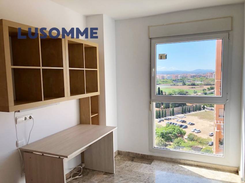 Descripción 513 - Ático en alquiler en Campanar.

Av. Maestro Rodrigo en Valencia.
Ático con terraza en 12º piso, en edificio construido en 2006 con as