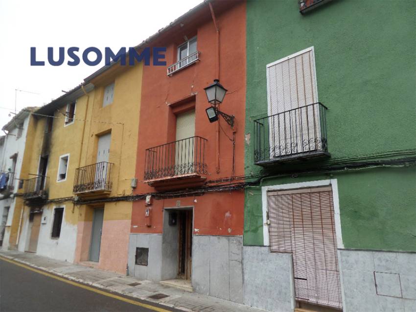 Descripción 514 - NO SE PUEDE FINANCIAR.  Sin comisión inmobiliaria.
Casa adosada en venta en calle Canterería, Ontinyent.

Vivienda de tres plantas tot