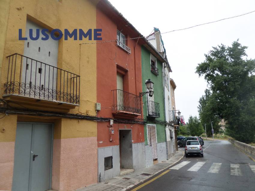 Descripción 514 - NO SE PUEDE FINANCIAR.  Sin comisión inmobiliaria.
Casa adosada en venta en calle Canterería, Ontinyent.

Vivienda de tres plantas tot