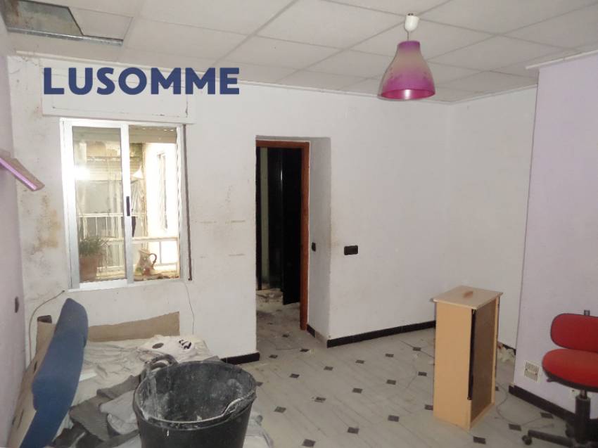 Descripción 514 - NO SE PUEDE FINANCIAR.  Sin comisión inmobiliaria.
Casa adosada en venta en calle Canterería, Ontinyent.

Vivienda de tres plantas tot